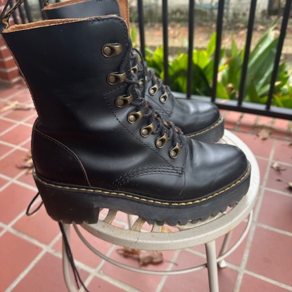 Dr. Martens Shoes - Doc Martens Original  Women's Size 7